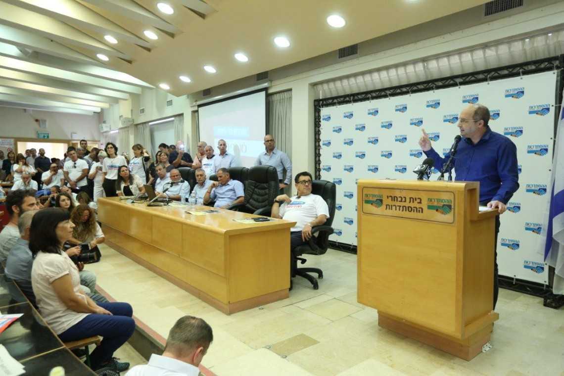 יושב ראש ההסתדרות מר אבי ניסנקורן, בכנס חירום מיוחד שנערך לקראת השביתה הכללית במשק | צילום: אורן כהן יושב ראש ההסתדרות מר אבי ניסנקורן