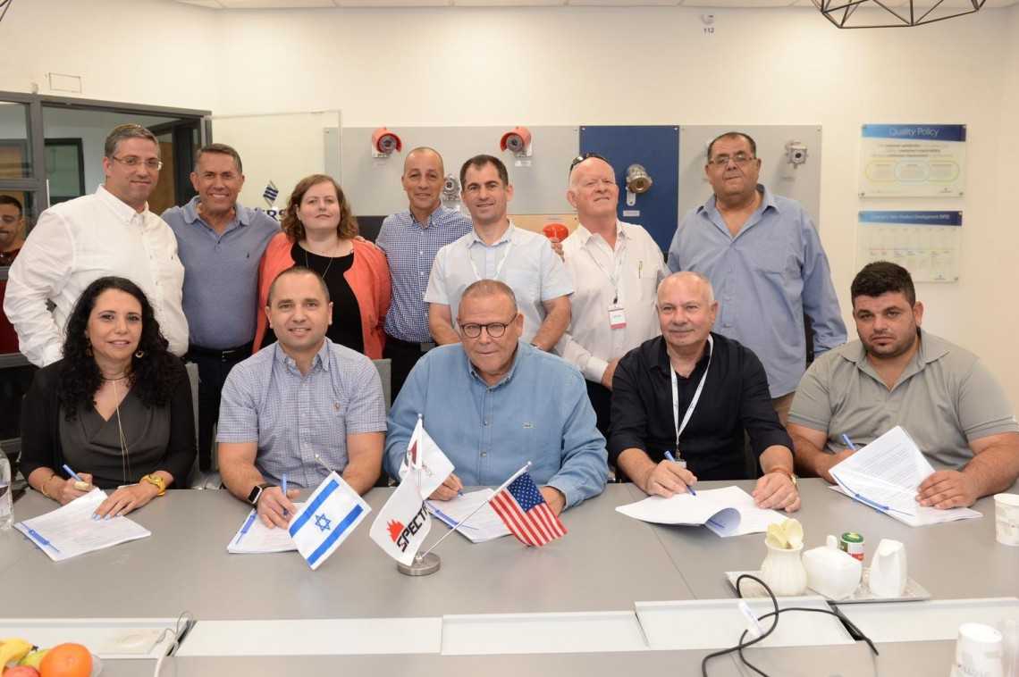 החתימה על ההסכם בחברת ספקטרוניקס בשדרות