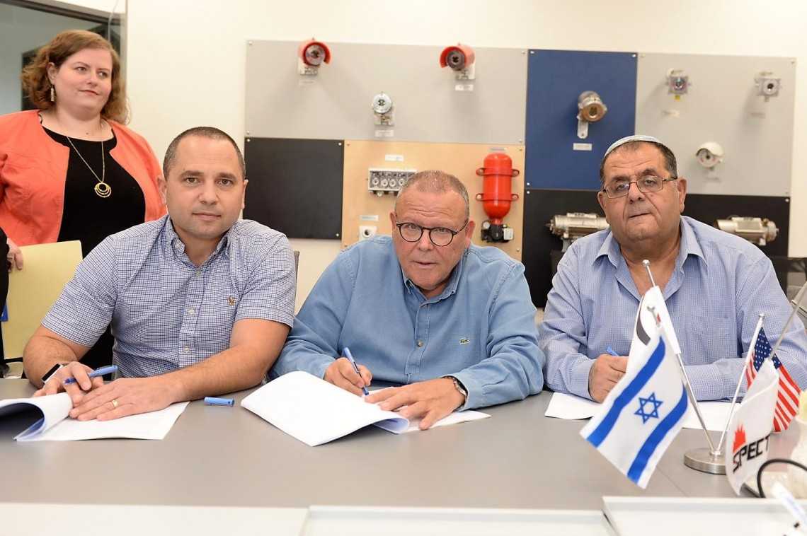 החתימה על ההסכם בחברת ספקטרוניקס בשדרות