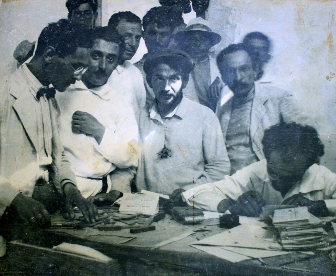 צילום מ-1.6.1925, יום צאת הגיליון הראשון של עיתון "דבר". בין הנוכחים בתמונה: משה שרת, ברל כצנלסון וזלמן שז"ר