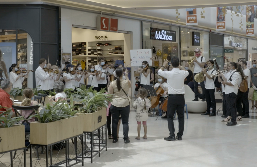 נגני התזמורת הקאמרית הקיבוצית נתניה, יצאו להיאבק על עתיד התזמורת וקיימו הופעות מחאה במספר מוקדים בעיר 