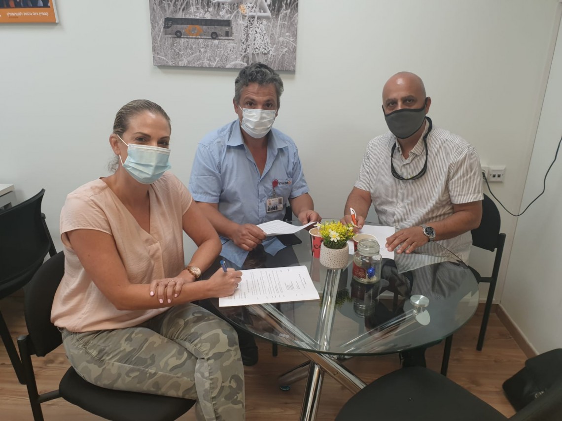 החתימה על ההסכם במטרופולין. מימין: דורון עזרא, רפי גיגי ופזית עינב 