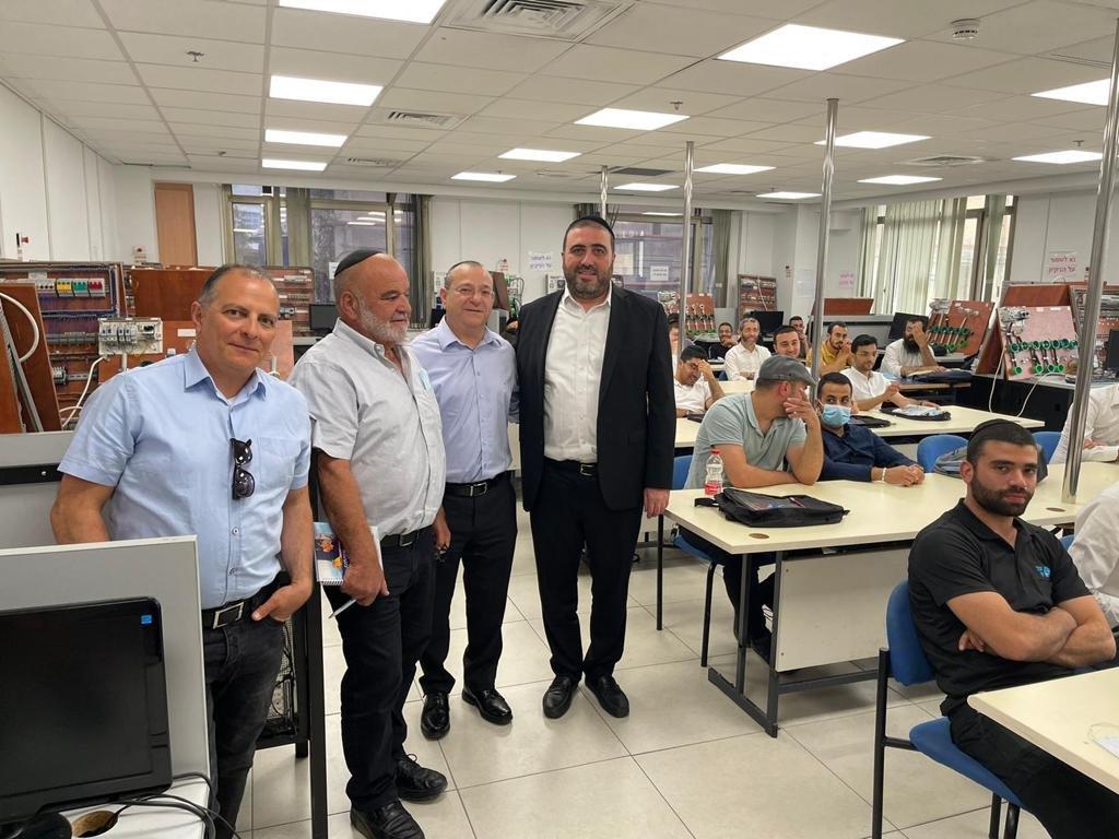 קורס חשמלאים לאוכלוסייה החרדית נחנך בחסות ההסתדרות