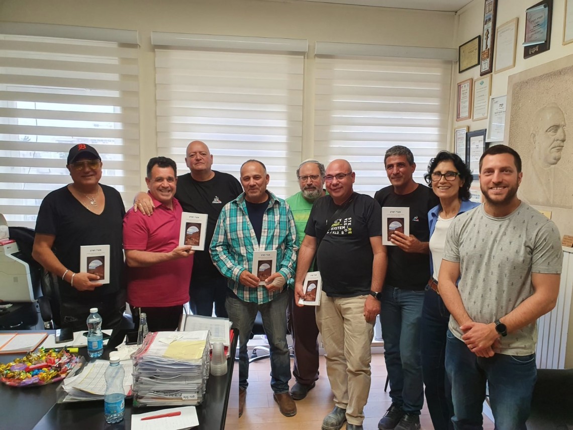 חברי הוועד הנבחרים עם אנשי הסתדרות עובדי הבניין והתעשיות הנלוות 