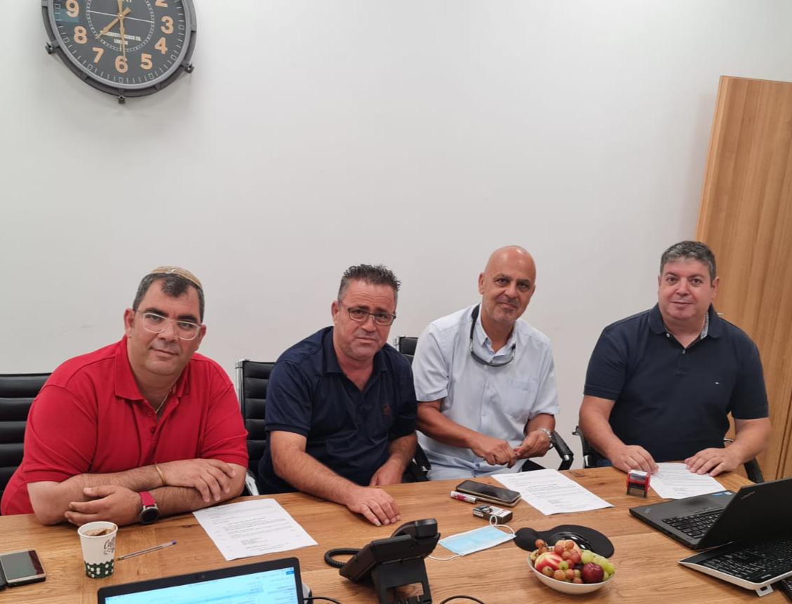 מימין לשמאל: יו"ר מטרופולין ערן כץ, מנהל חטיבה ארצי באיגוד עובדי התחבורה בהסתדרות דורון עזרא, יו"ר הוועד הארצי של נהגי מטרופולין ויסאם אסדי, מזכיר הוועד הארצי חיים קמחי.