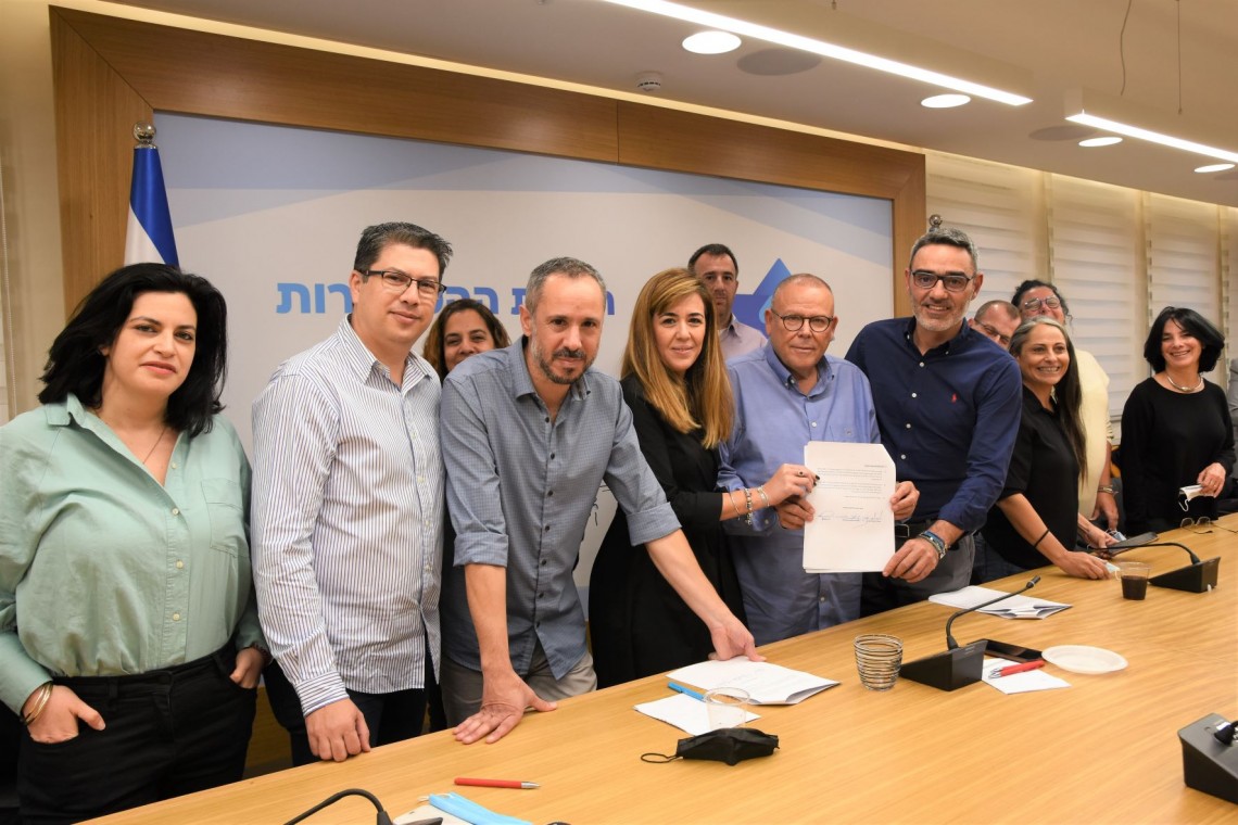 חתימת ההסכם בפרטנר