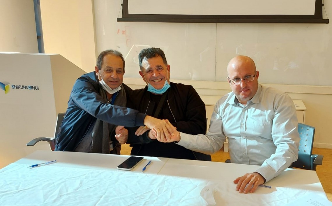 חתימת הסכם קיבוצי בשיכון ובינוי, מימין: תמיר כהן, יצחק מויאל ואבי גליליי