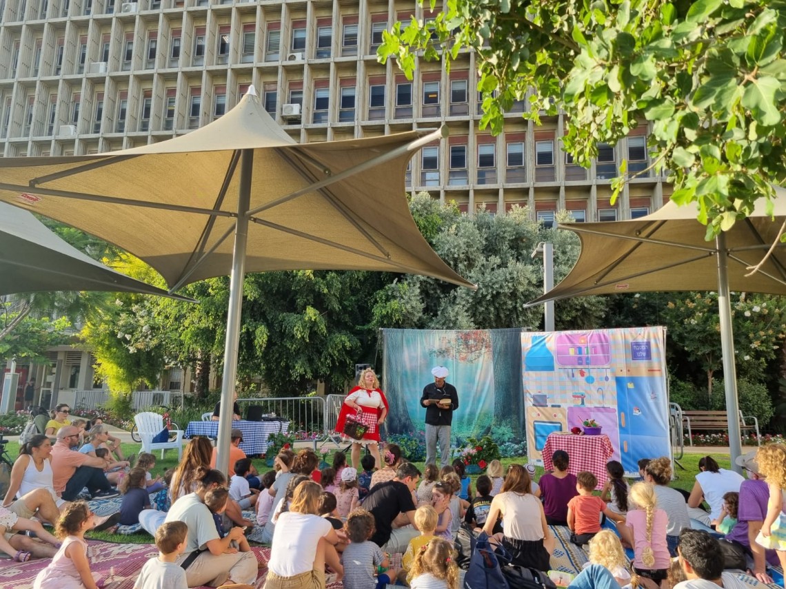 הצגת הילדים "כיפה אדומה", אתמול בגינת ההסתדרות