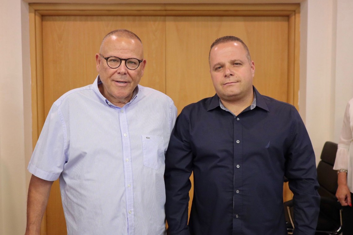 מימין: ראש עיריית אשקלון תומר גלאם ויו"ר ההסתדרות ארנון בר-דוד. צילום: אלדד עובדיה