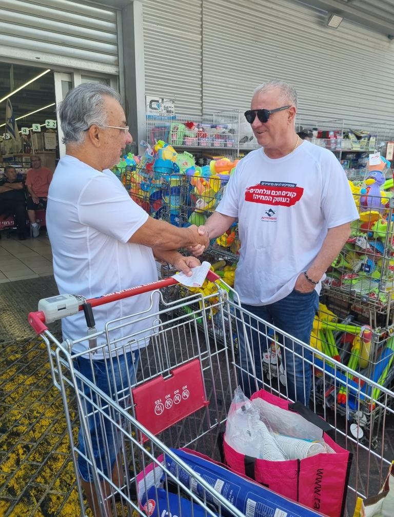 המאבק בעושק המחיה: פגישה עם צרכנים במרכז קניות