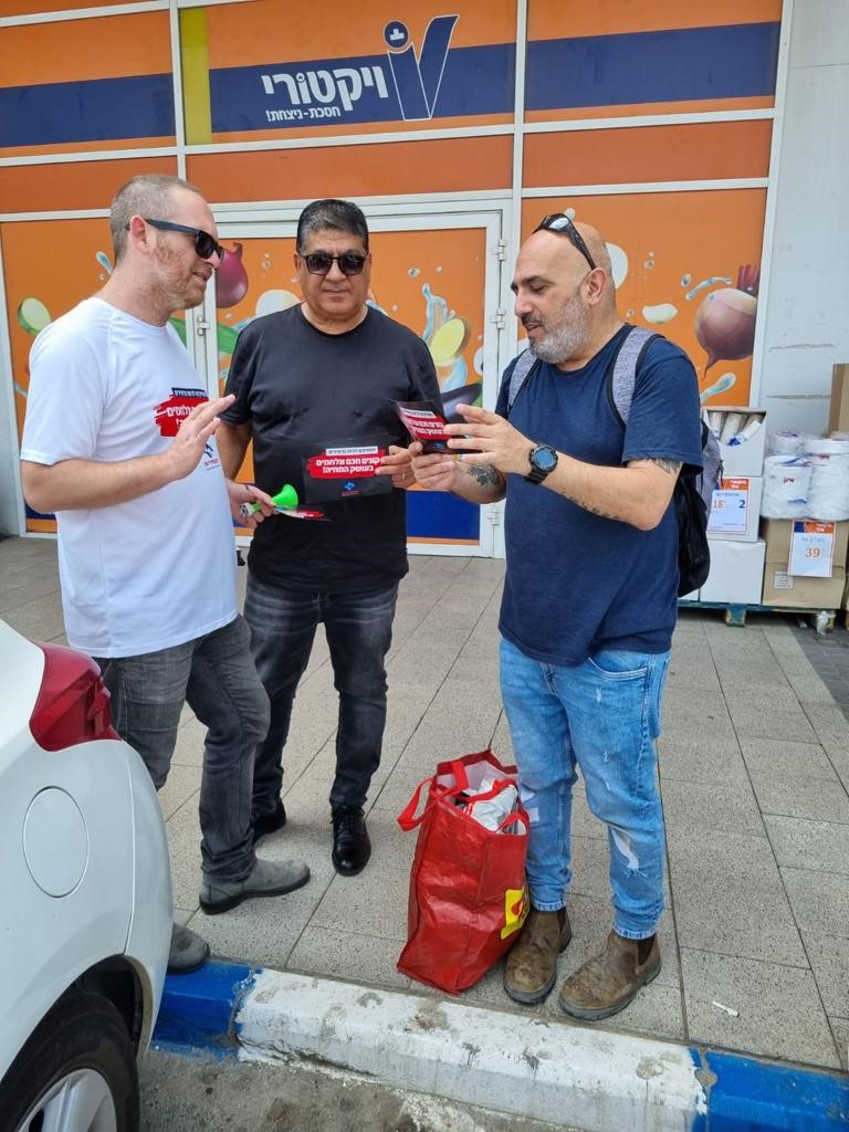 המאבק בעושק המחיה: פגישה עם צרכנים במרכז קניות