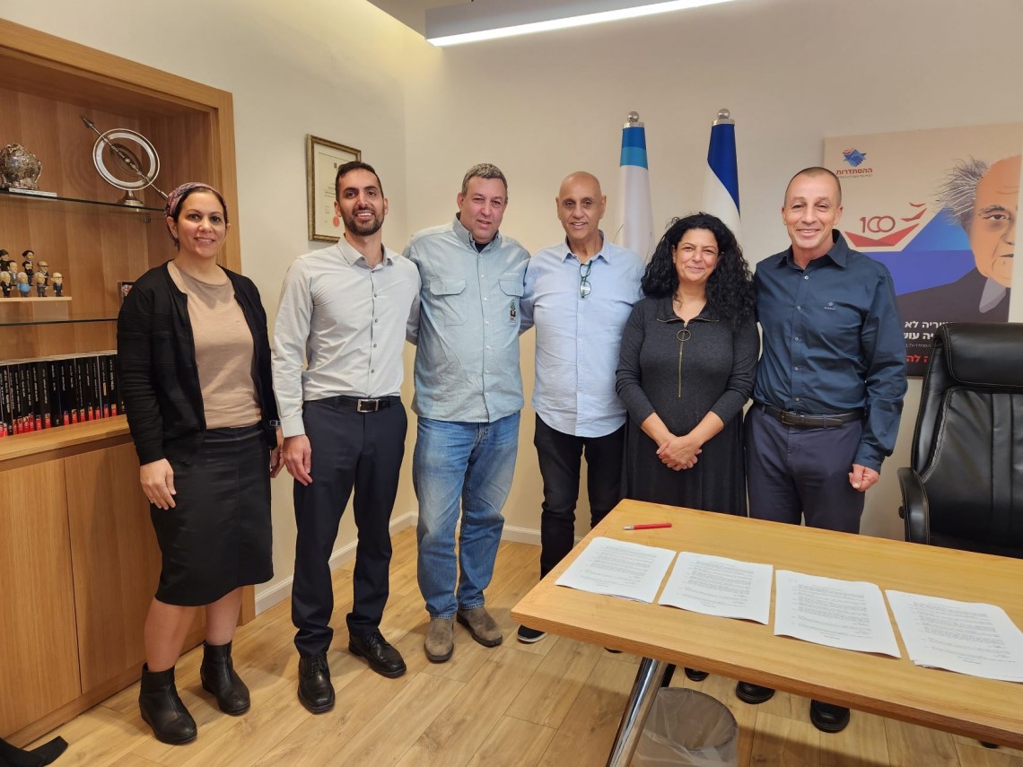 נציגי הצדדים במעמד חתימת ההסכם