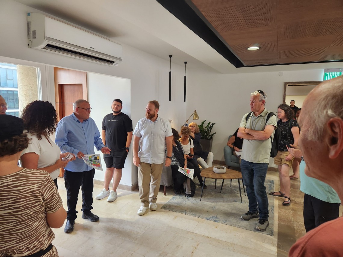 יו"ר ההסתדרות ארנון בר-דוד פוגש את המבקרים בסיור