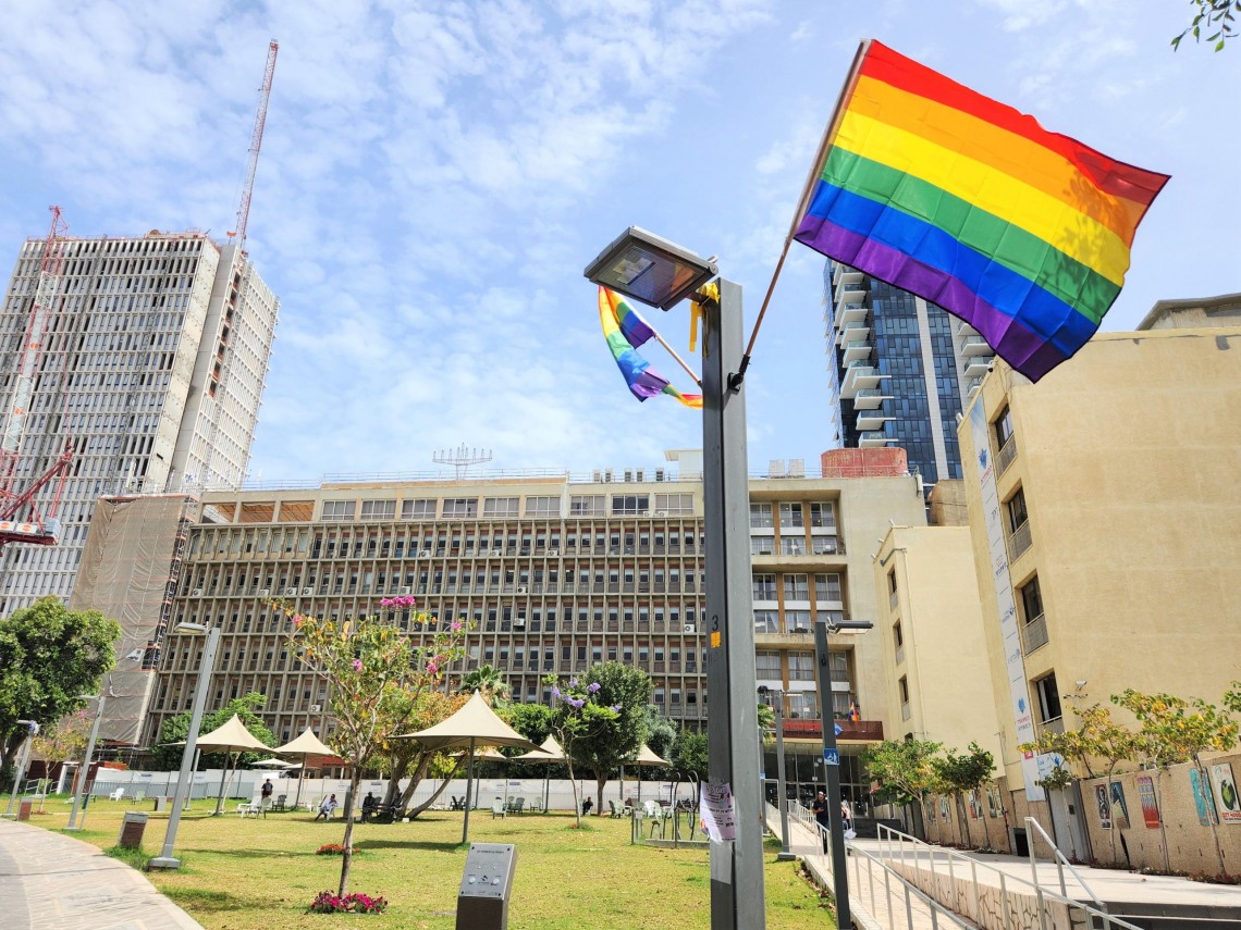 דגלי הגאווה בבית ההסתדרות, הבוקר