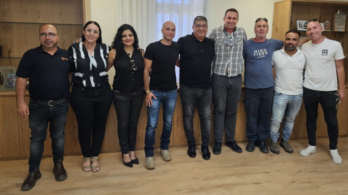נציגי הצדדים במעמד חתימת ההסכם
