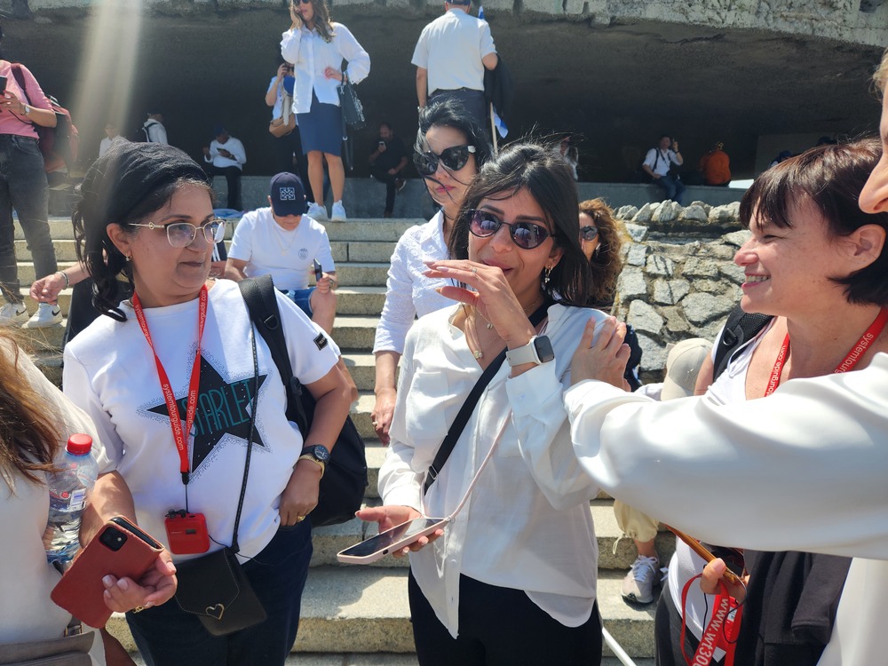 במיידנק, לאחר שהמשתתפים קיבלו סרטונים מהמשפחה