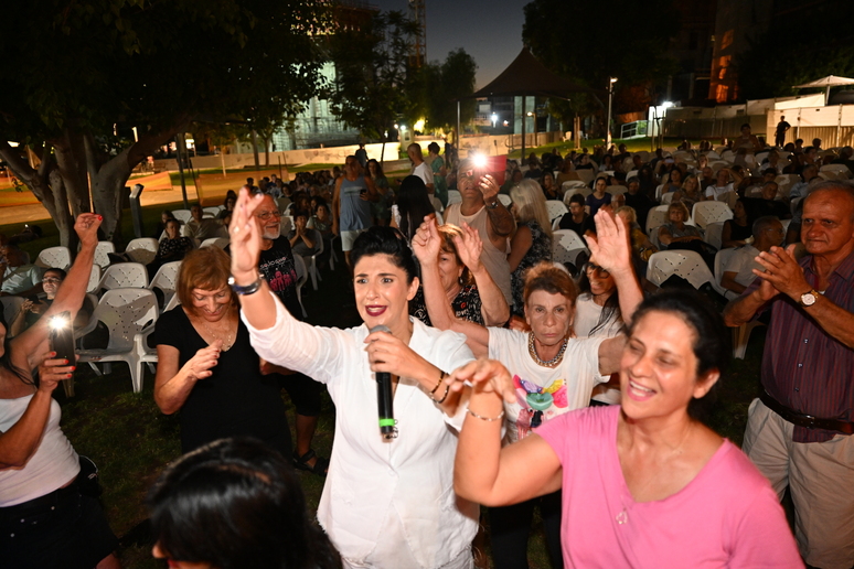 הזמרת מאיה סול והקהל בטברנה היוונית בגן