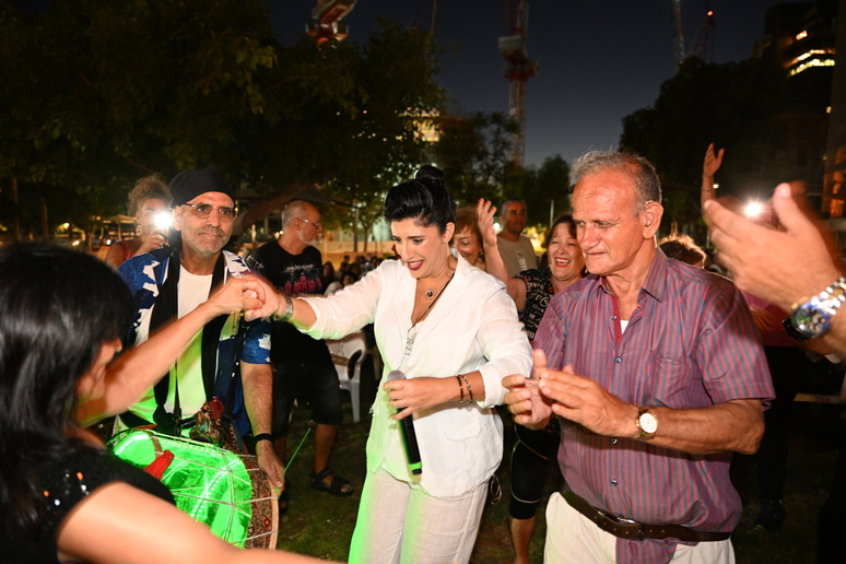 הזמרת מאיה סול והקהל בטברנה היוונית בגן