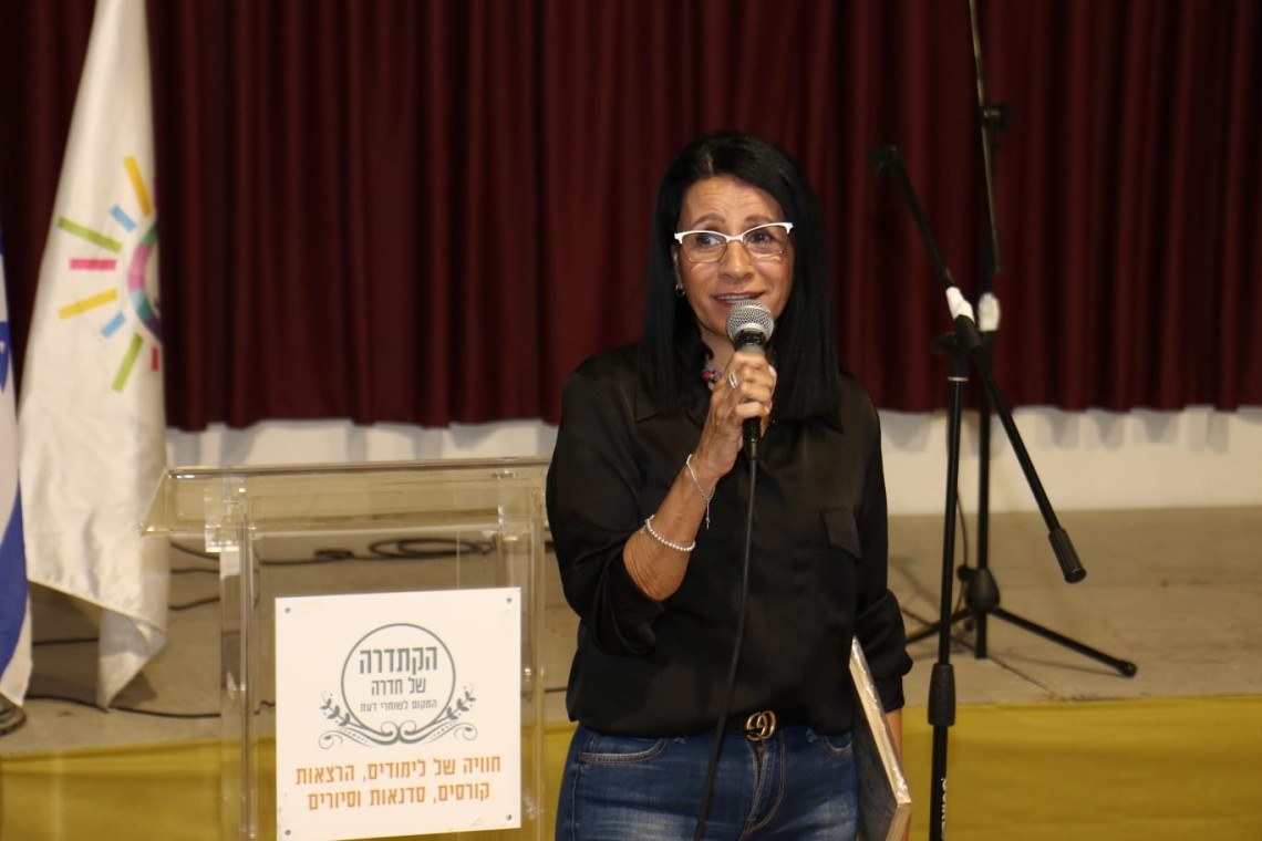 שירה בהנחיה מול תומכות חינוך