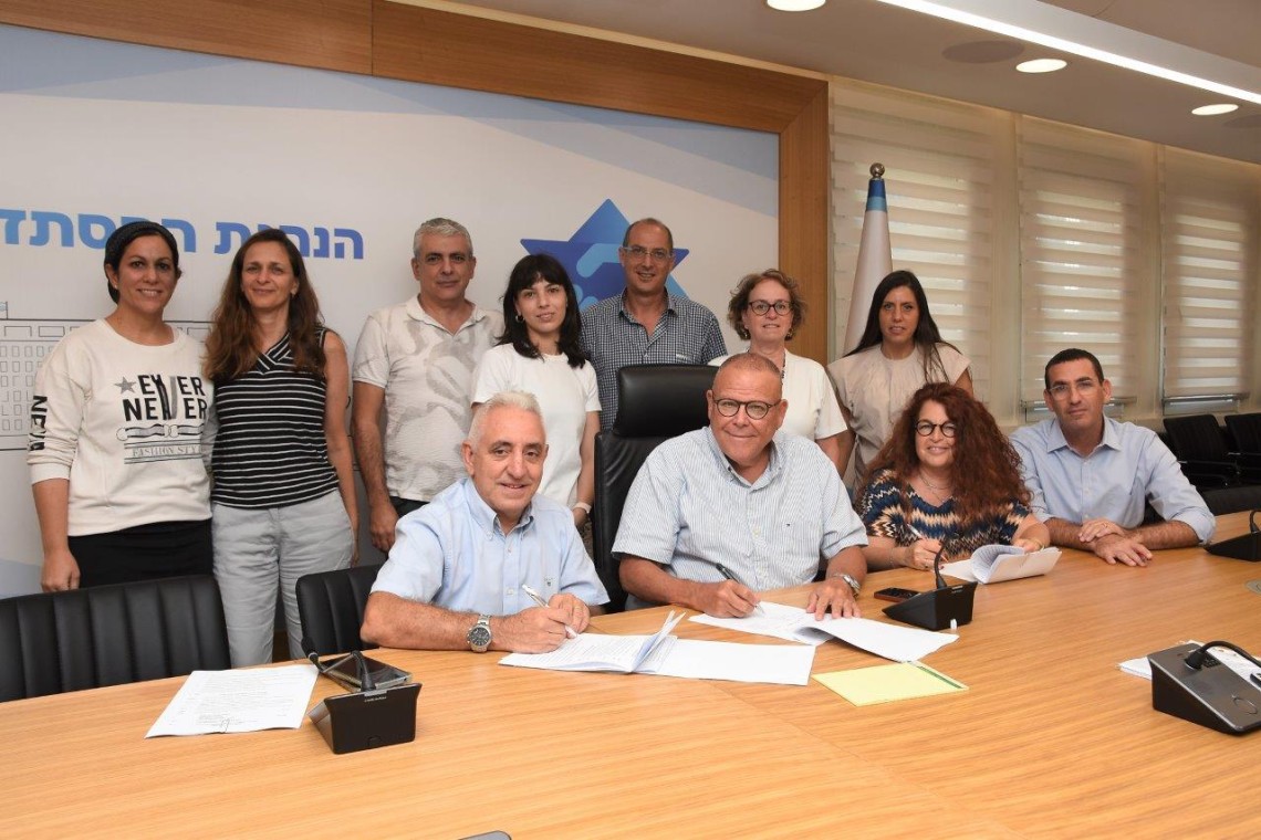 נציגי הצדדים במעמד חתימת ההסכם