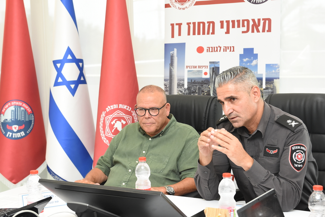 יו"ר ההסתדרות בר-דוד עם מפקד כבאות והצלה דן טפסר מכטייב