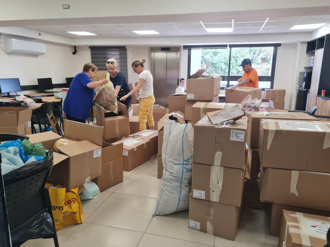עובדי מרחבי ההסתדרות אורזים חבילות לחיילים ולתושבים