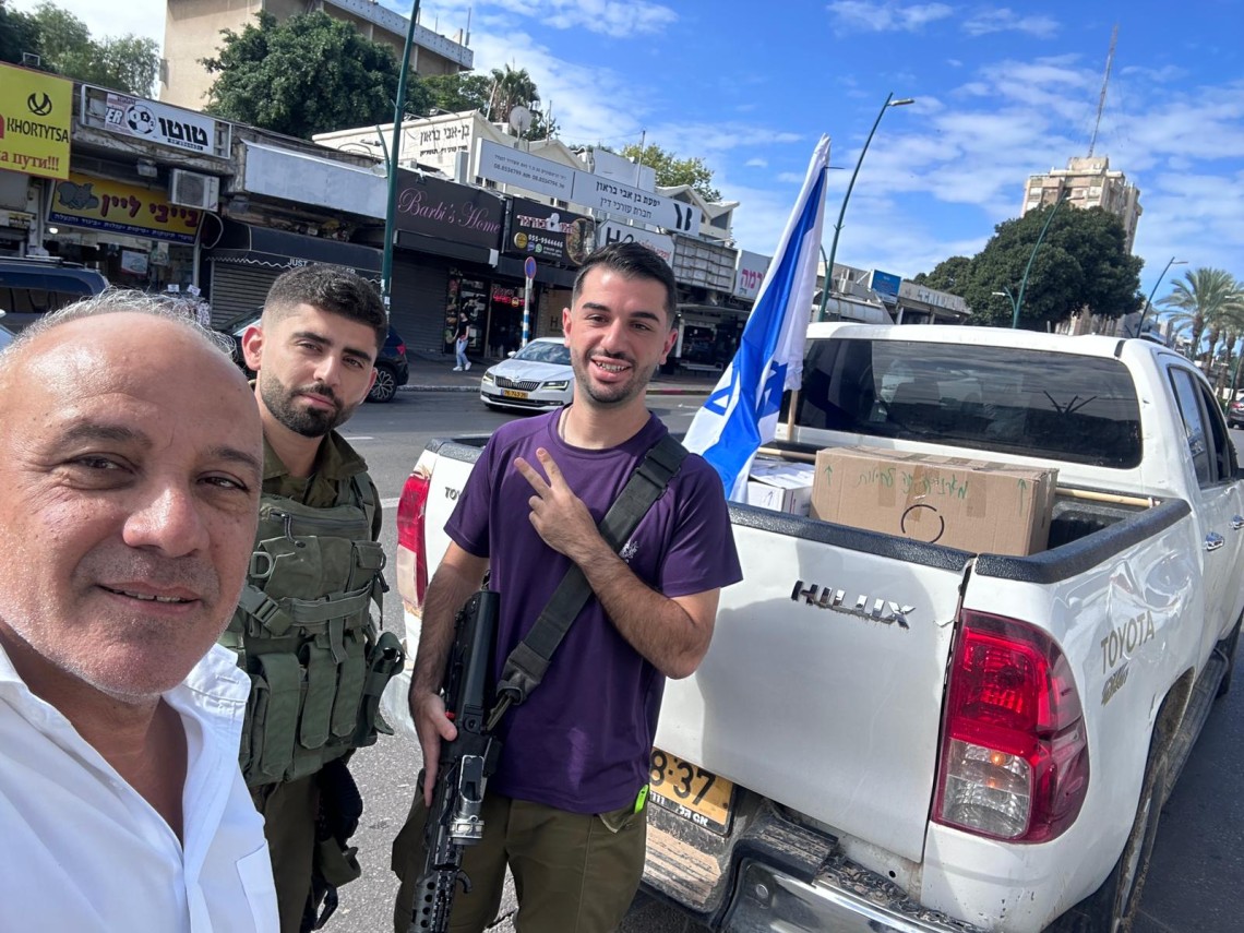 יו"ר מרחב אשדוד חיים שייב עם חיילים