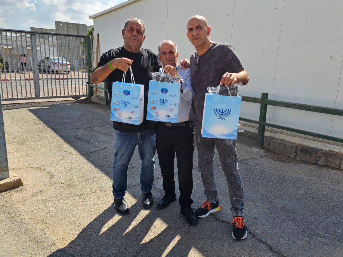 יו"ר מרחב אשקלון רמי גואטה ועובדי המרחב