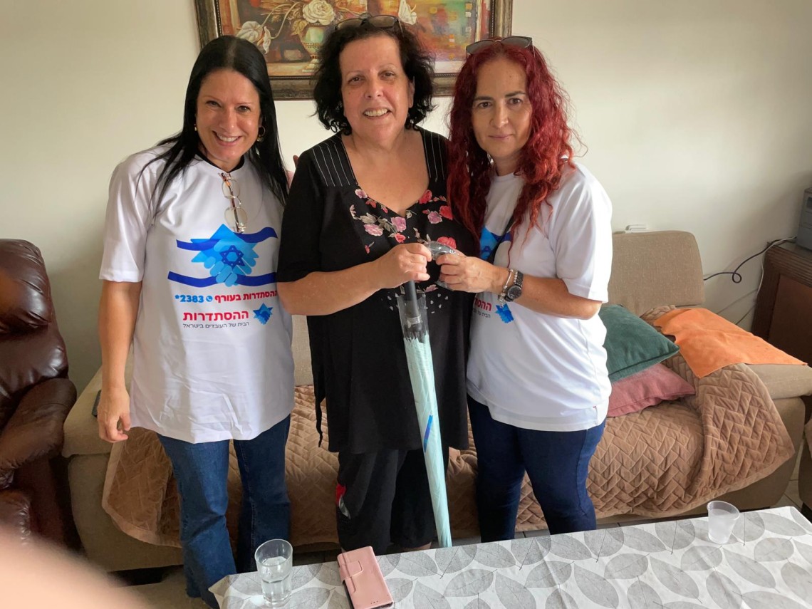 מבקרים ומסייעים לגמלאים 