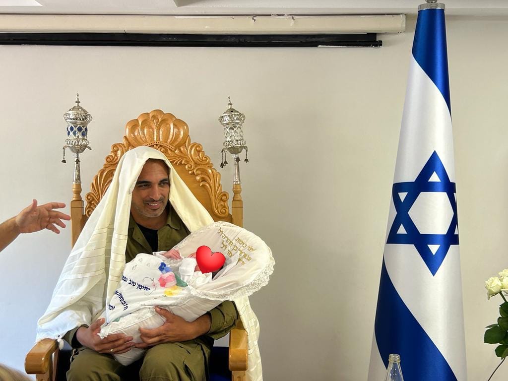 התינוק עם הדוד הסנדק, שהגיע ממילואים