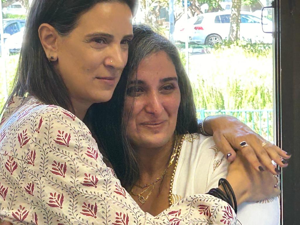 מימין: האמא נוי פסחוביץ' ומנכ"לית המכון למנהיגות ענבל ג'וריני-פרץ