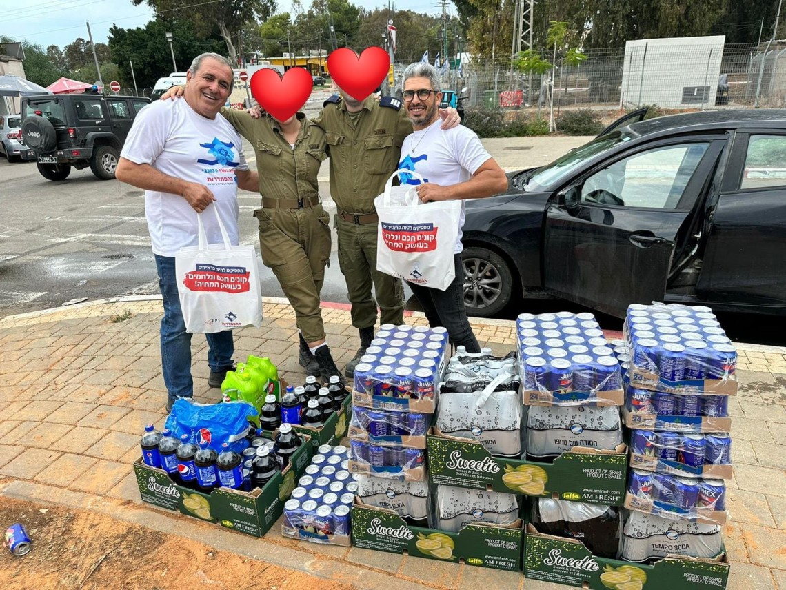 מאות פחיות ובקבוקי שתייה לחיילים