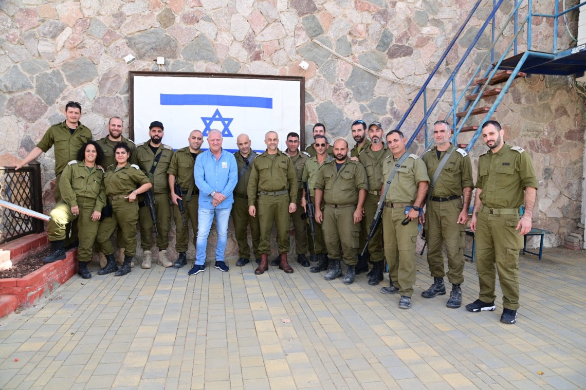 יו"ר מרחב אילת משה אזולאי עם החיילות והחיילים