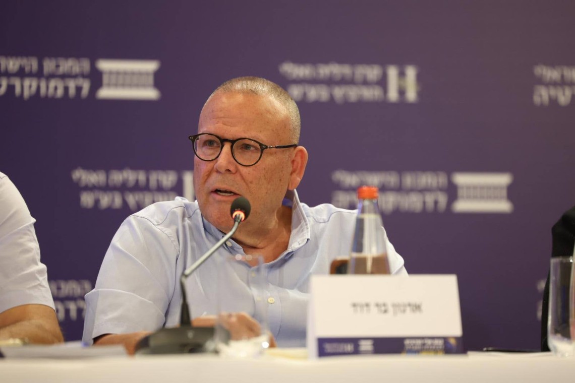 יו"ר ההסתדרות ארנון בר-דוד בכנס (צילום: המכון לדמוקרטיה, עודד קרני)