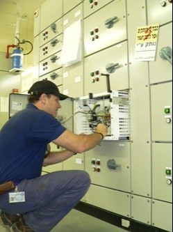 הנדסאי בבדיקת מתקן ניסויי בטכניון