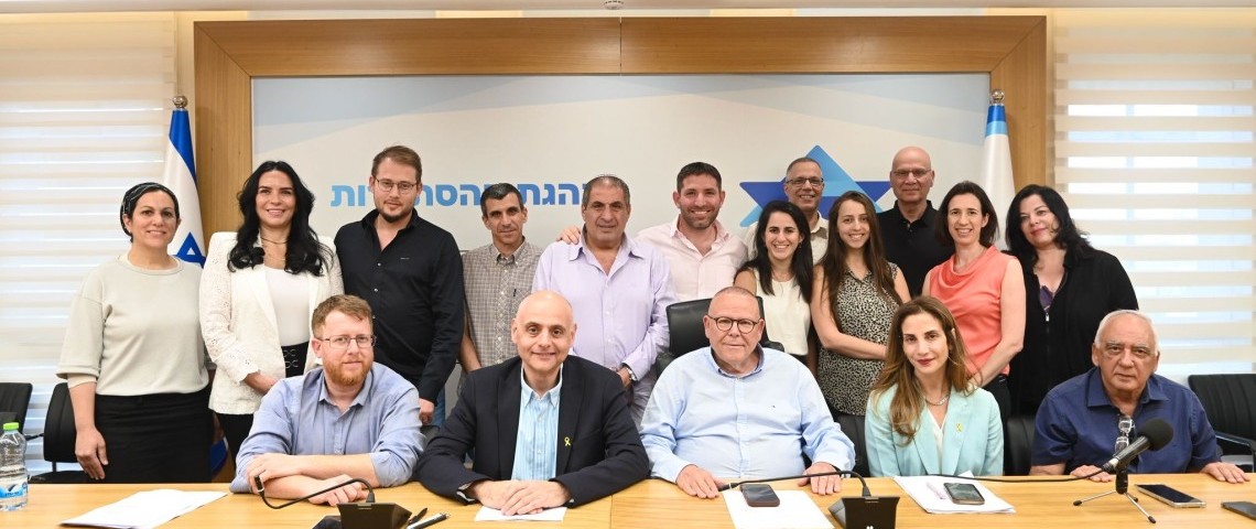 משתתפים במעמד חתימת ההסכם