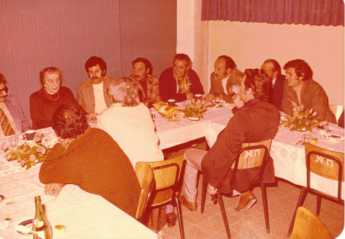 רגע של היסטוריה: יוסי מרציאנו יושב לצד גולדה מאיר, ראש ממשלת ישראל הרביעית