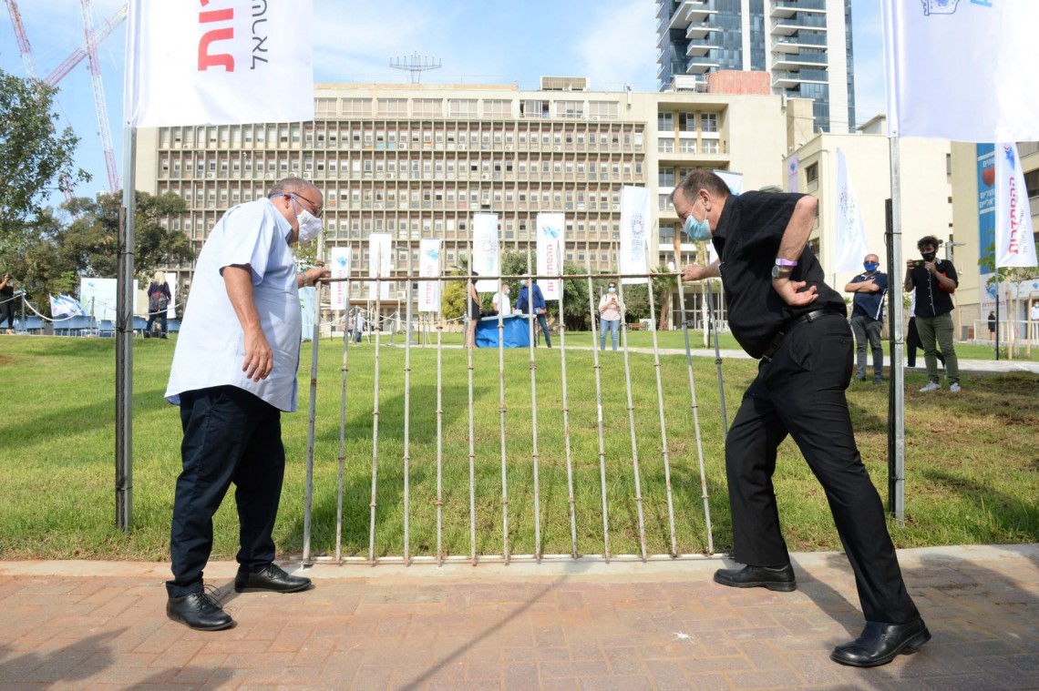 יו"ר ההסתדרות ארנון בר-דוד וראש עיריית תל אביב-יפו רון חולדאי, בטקס פתיחת הגן לפני שנתיים