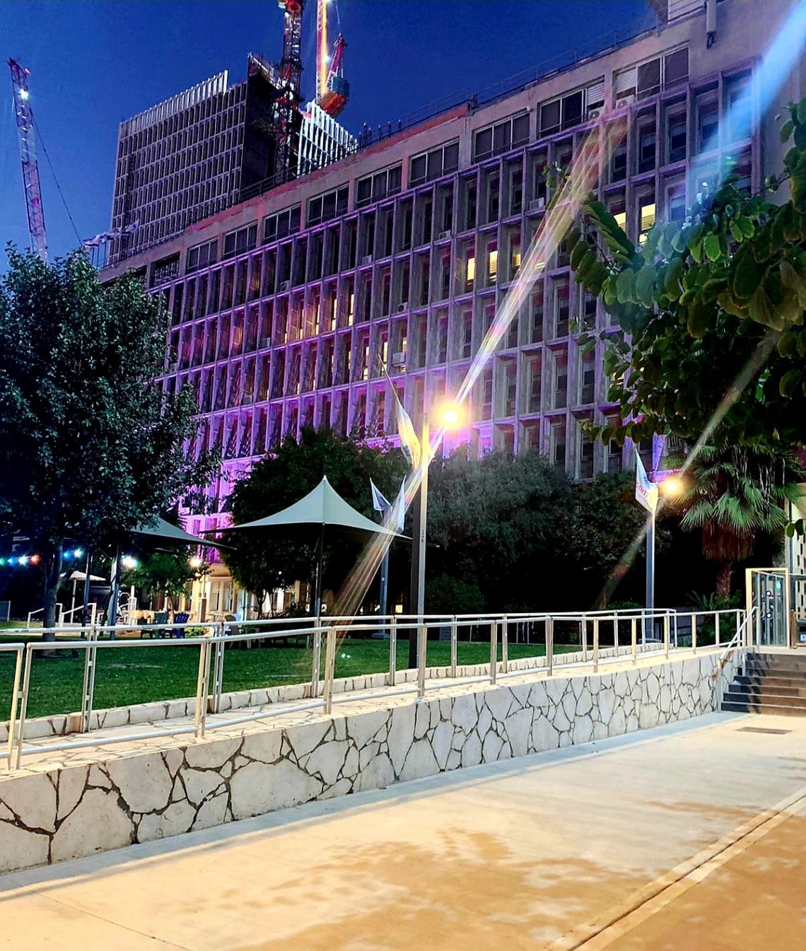 בניין ההסתדרות מואר בסגול