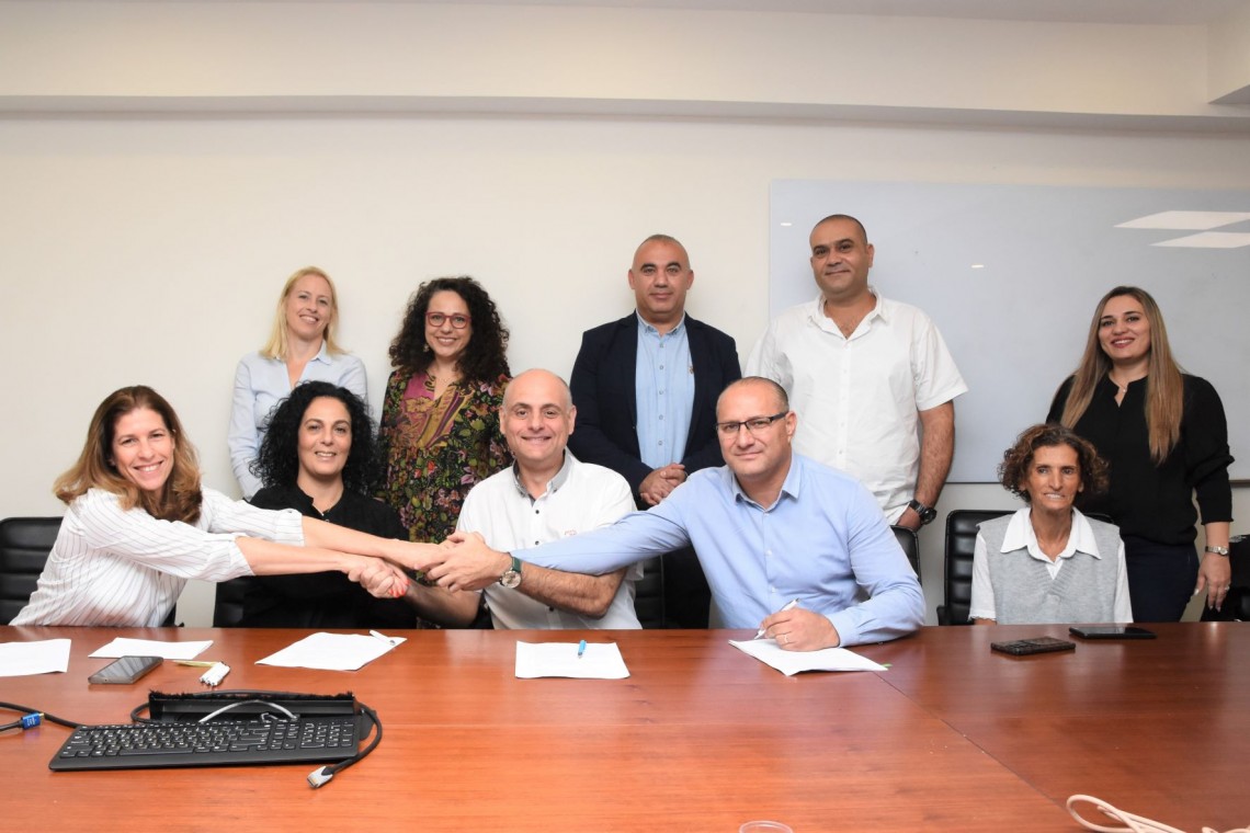 נציגי הצדדים במעמד חתימת ההסכם