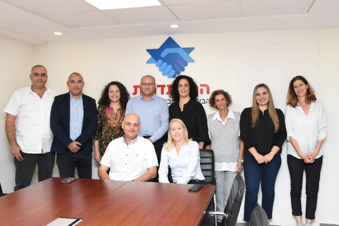 נציגי הצדדים במעמד חתימת ההסכם