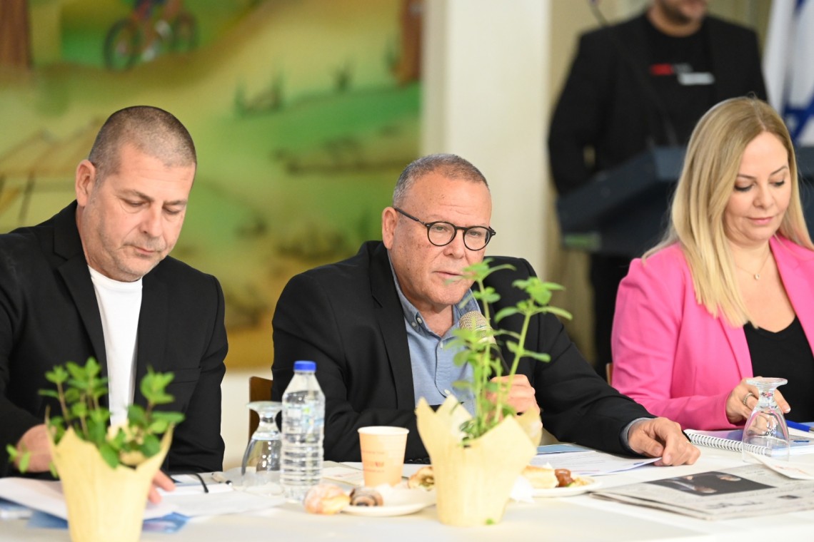 מימין: יו"ר נעמת חגית פאר, יו"ר ההסתדרות ארנון בר-דוד ויו"ר ארגון עובדי קק"ל, ישראל גולדשטיין