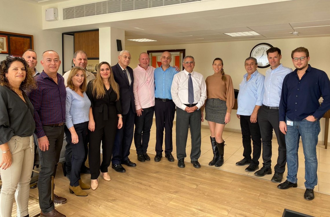 נציגי הצדדים במעמד חתימת ההסכם