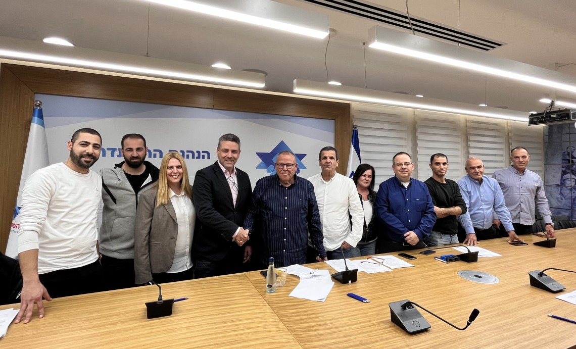 נציגי הצדדים במעמד חתימת ההסכם