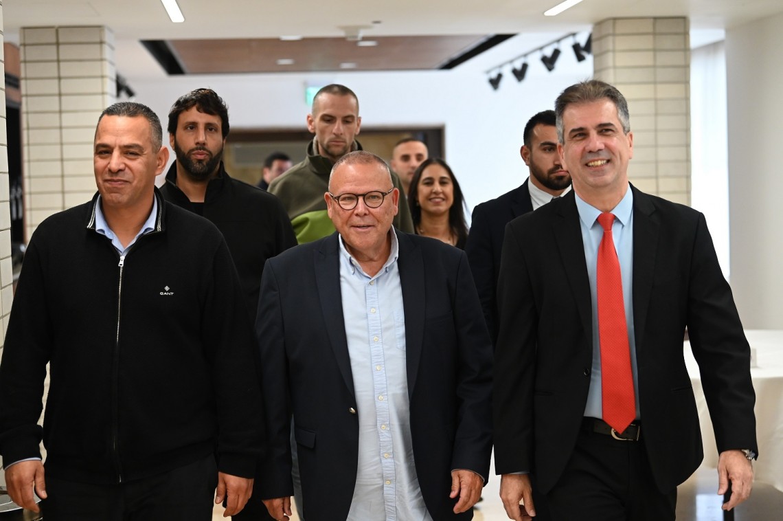 שר החוץ אלי כהן עם יו"ר ההסתדרות ארנון בר-דוד בדרך לישיבת הנהגת ההסתדרות