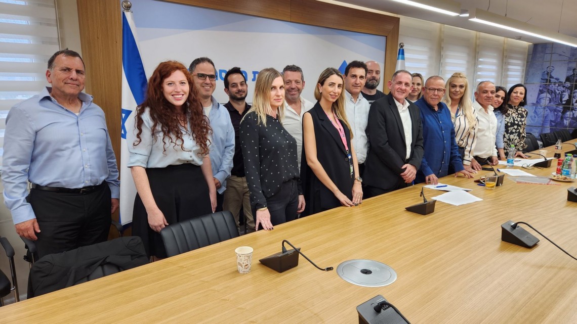 נציגי הצדדים במעמד חתימת ההסכם