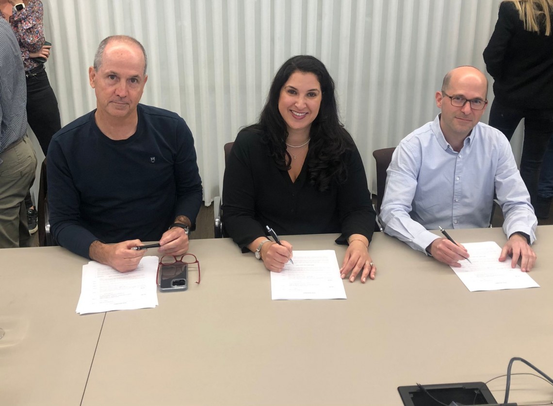 ראש חטיבת הבנקים וחברות האשראי בהסתדרות המעו"ף, עו"ד מנחם מליק, יו״ר ועד עובדי MAX רעות פבלוביץ׳ ומנכ"ל MAX רון פאינרו.