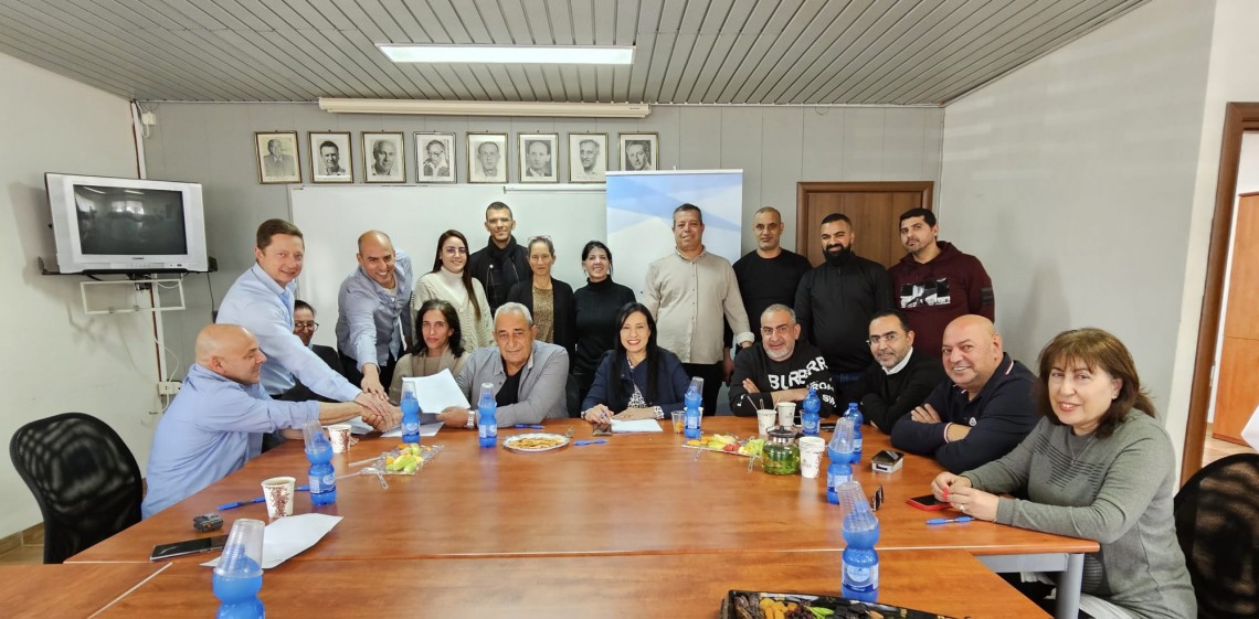 נציגי הצדדים במעמד חתימת ההסכם