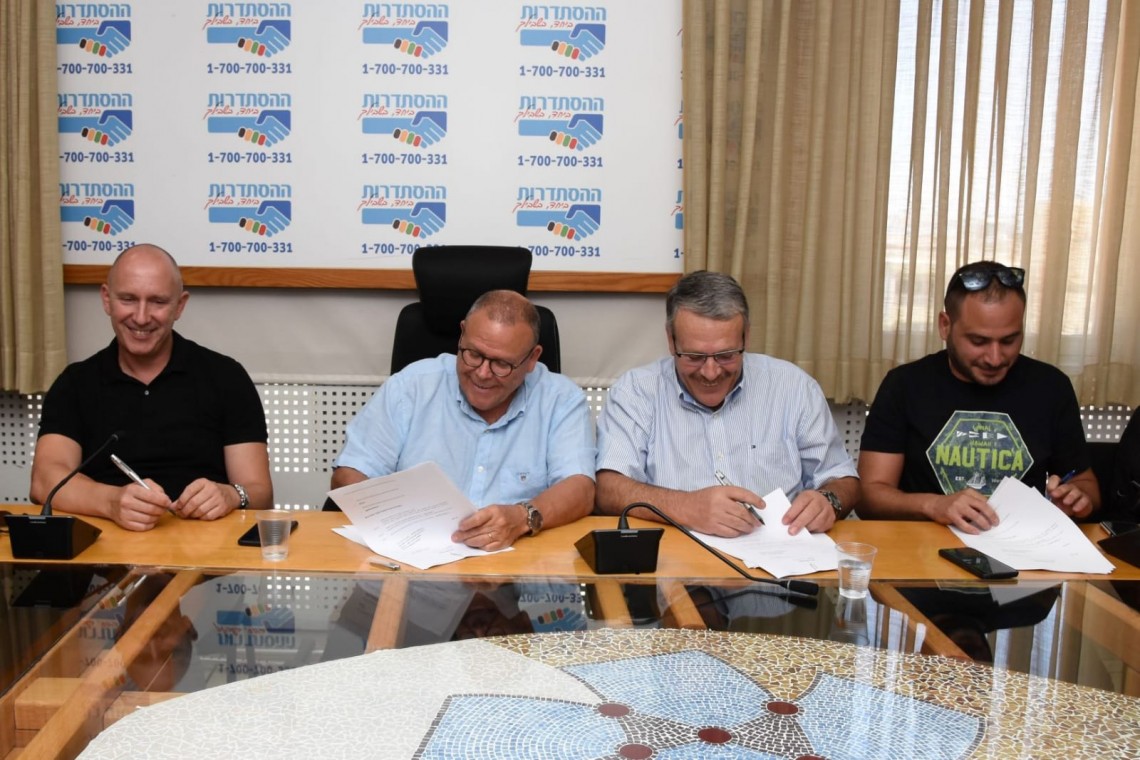 נציגי הצדדים במעמד חתימת ההסכם