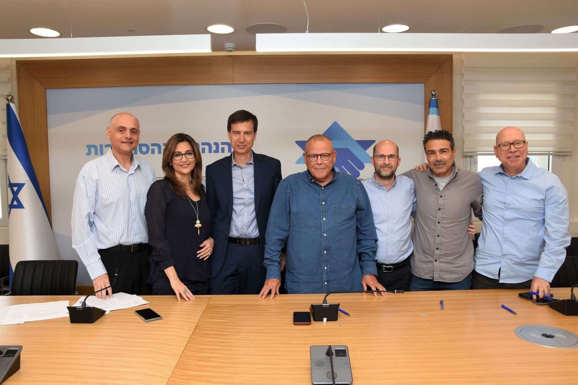 נציגי הצדדים במעמד חתימת ההסכם